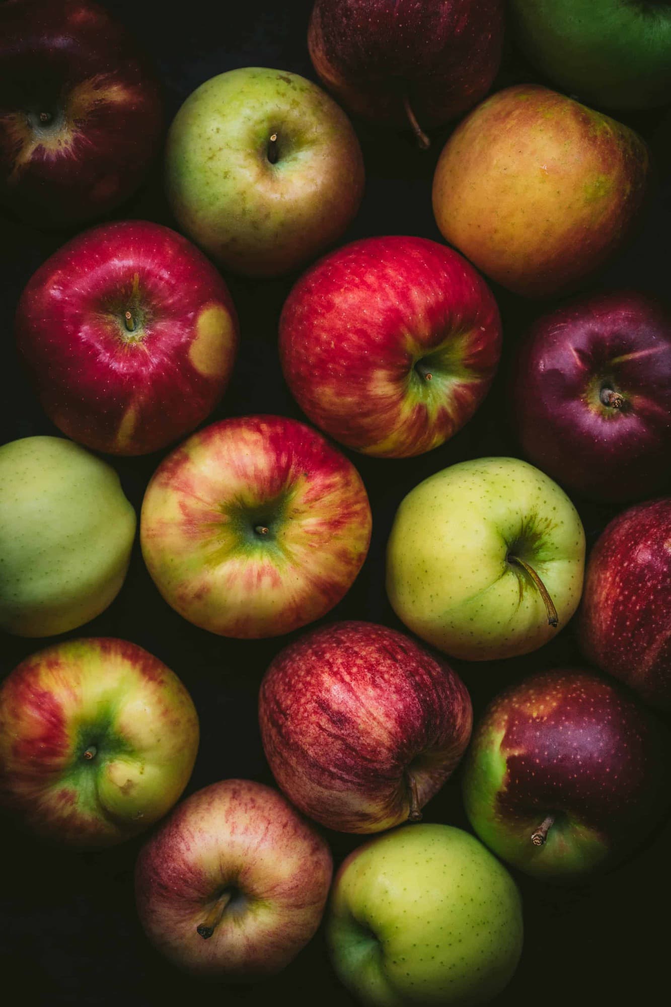beautiful photography of apple varieties on a dark background