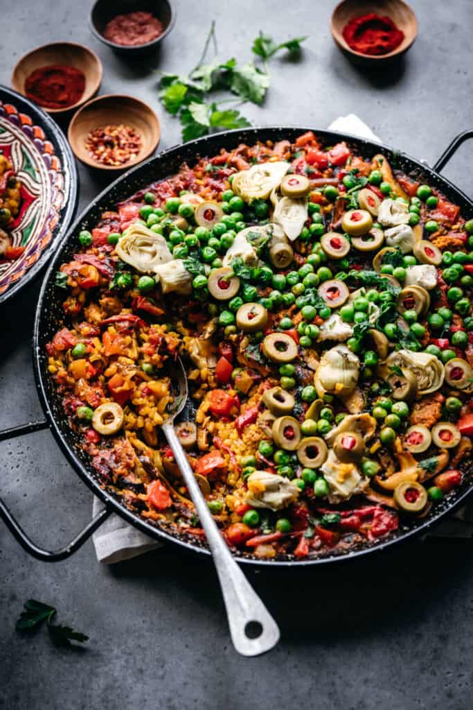 side view of vegan paella with vegetables in pan