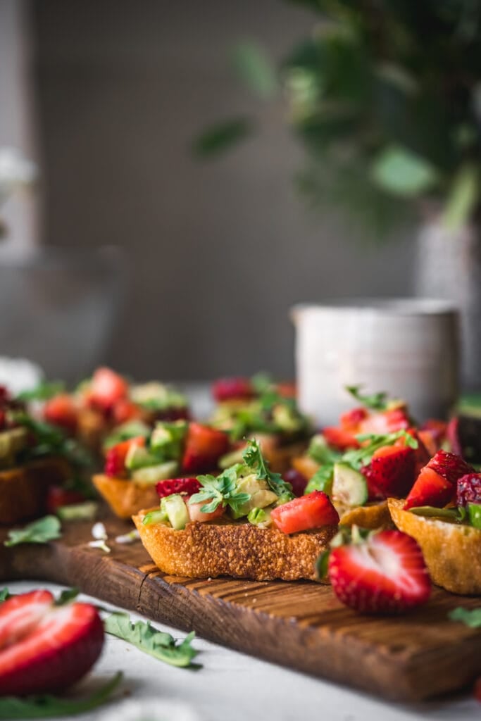 close up view of crostini topped with strawberry avocado salsa