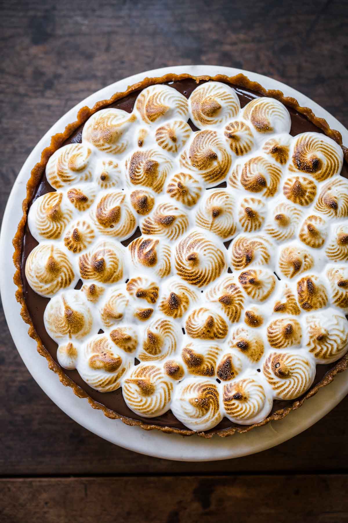 overhead view of vegan s'mores tart on cake stand. 