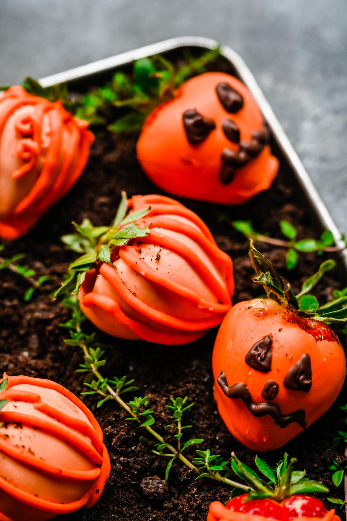 Finished Halloween strawberries decorated like pumpkins.