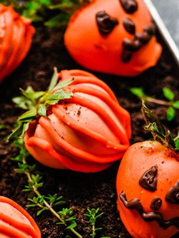 Close up of the finished Halloween strawberries.