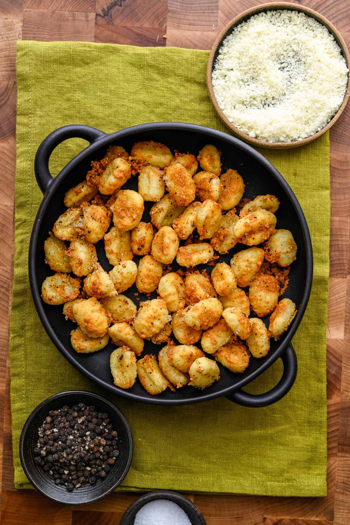 Crispy cacio e pepe air fryer gnocchi in a black bowl.