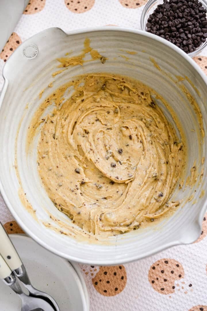 Cookie crisp batter in a bowl.