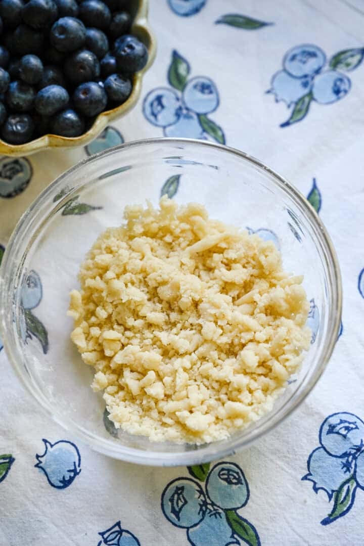 Streusel topping in a small bolw.